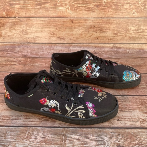 Love University woman’s black oriental style floral embroidered sneakers size 10 - Picture 7 of 10